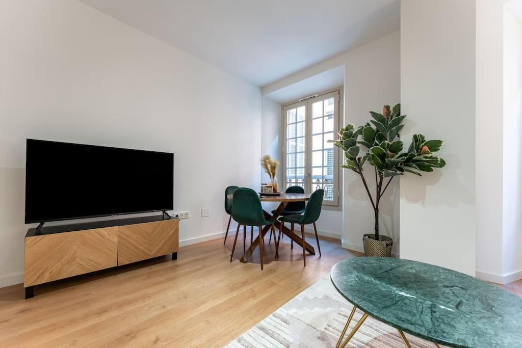 Premium Flat In Center With Free Parking Apartment *