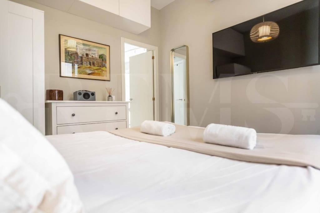 Apartment & Authentic With Balcony By Rems *