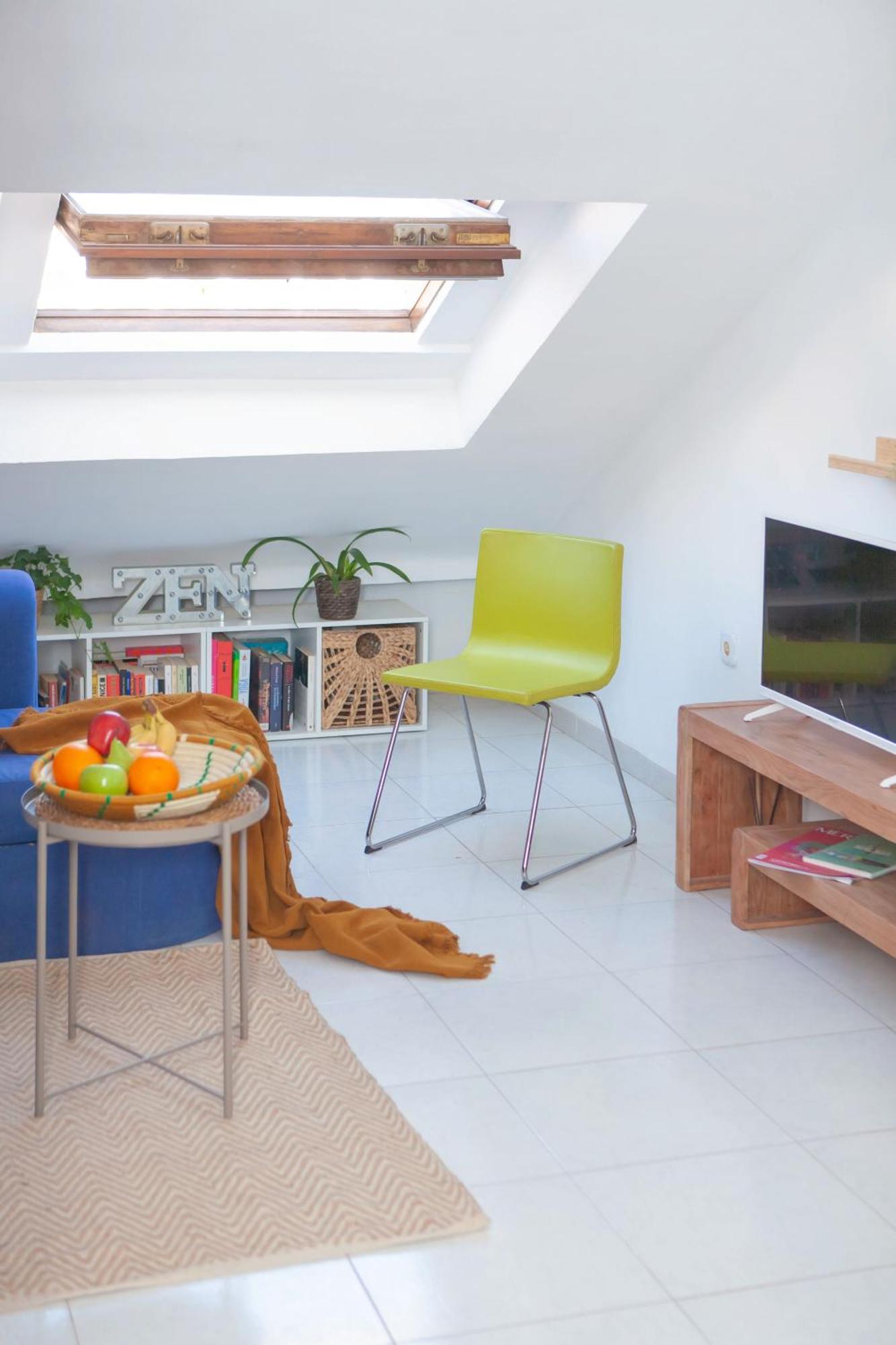 Picasso's Dream Cozy & Chic Attic Plaza Merced *