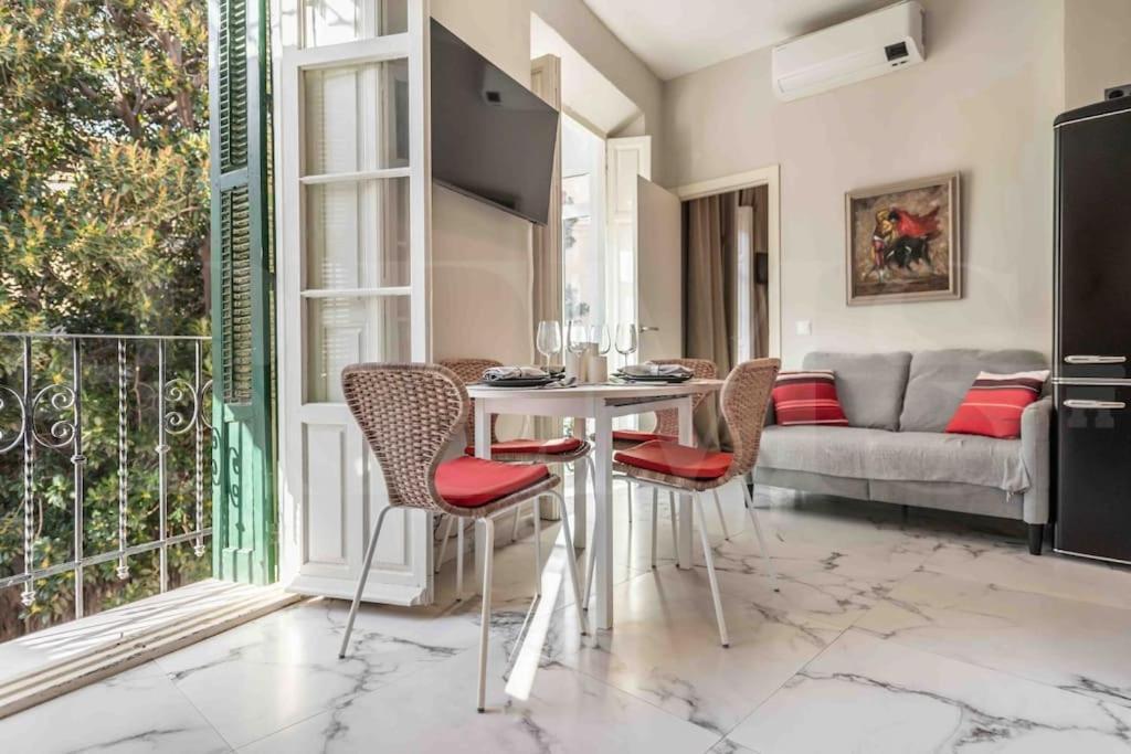 Apartment & Authentic With Balcony By Rems *