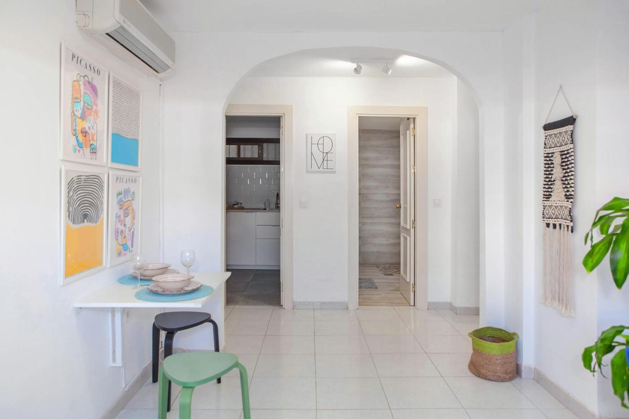 Picasso's Dream Cozy & Chic Attic Plaza Merced Apartment *