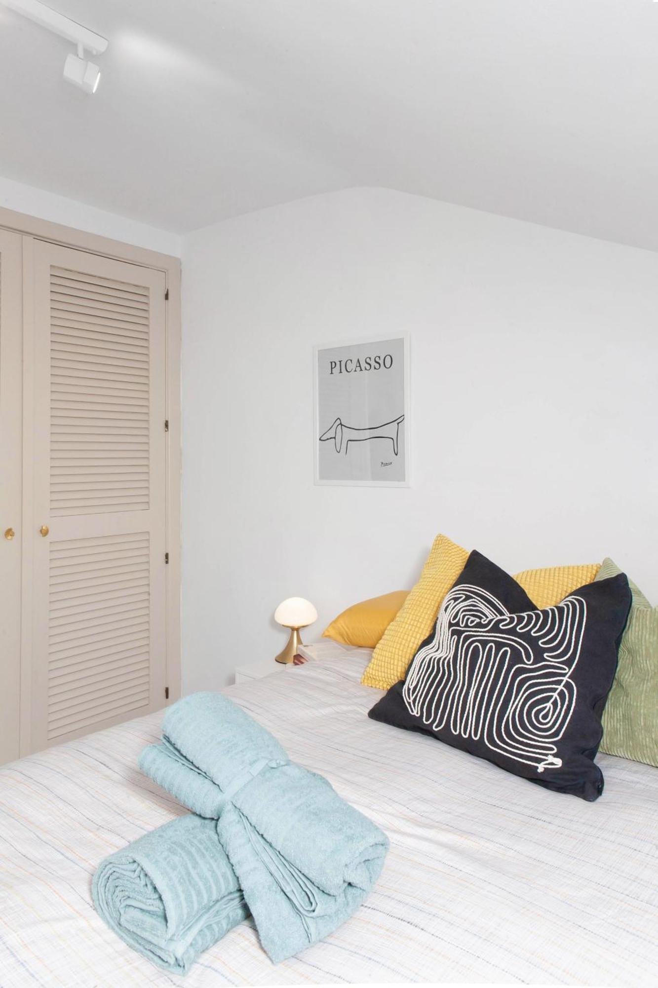 Picasso's Dream Cozy & Chic Attic Plaza Merced *