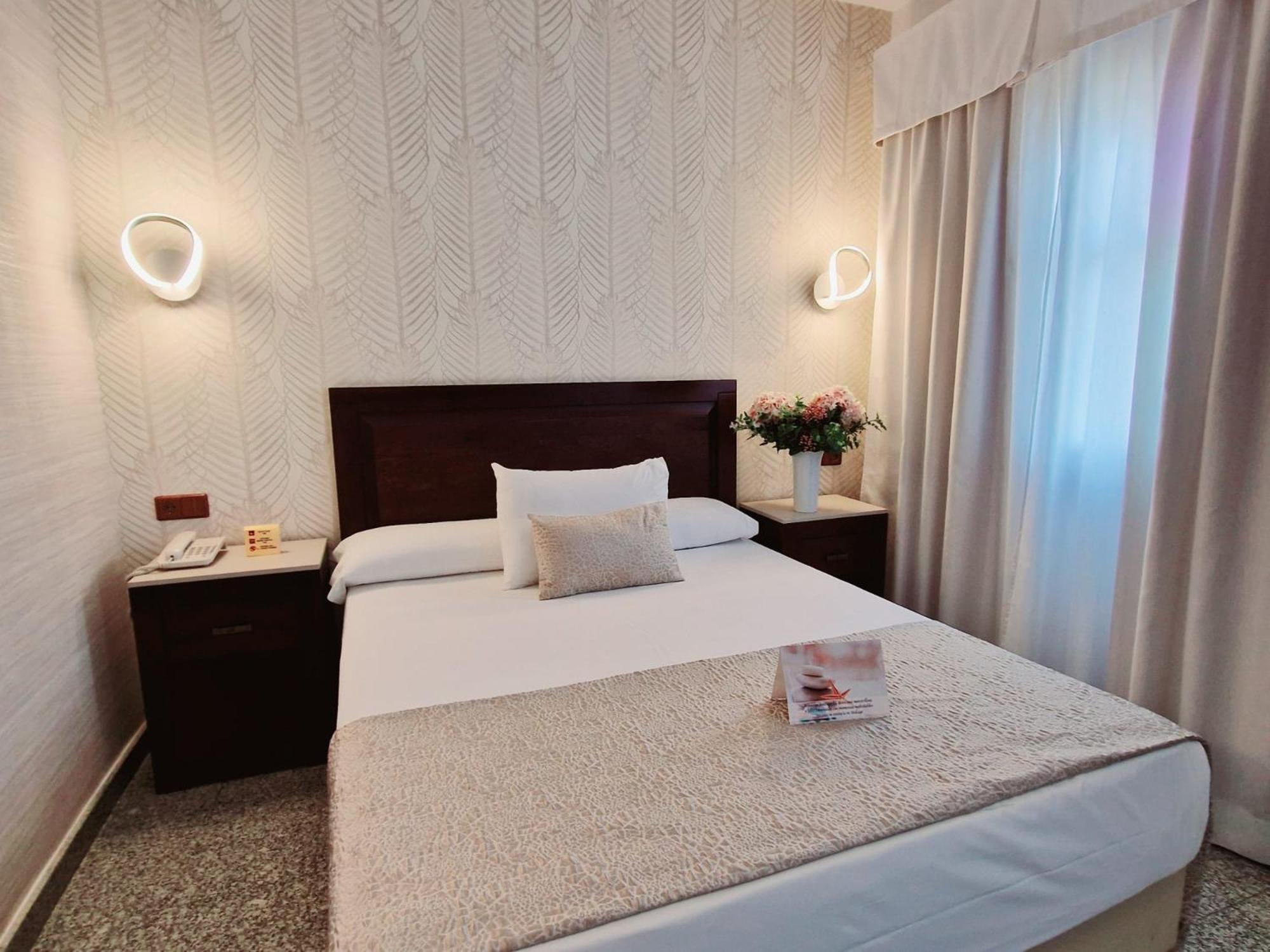 Hotel Plaza Del Castillo 4*