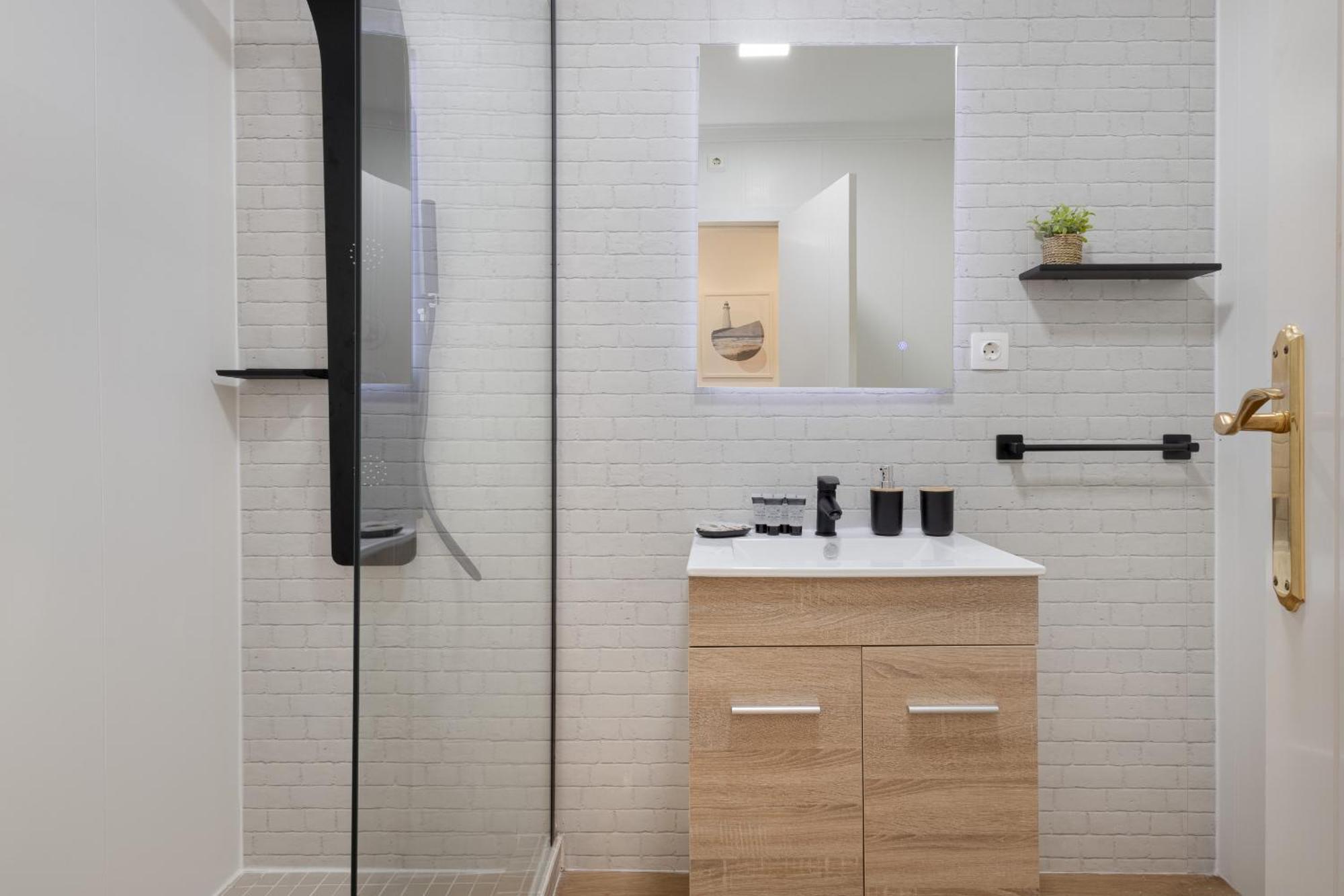 C21 Trendy 2 Bdr & Parking Downtown Apartamento *
