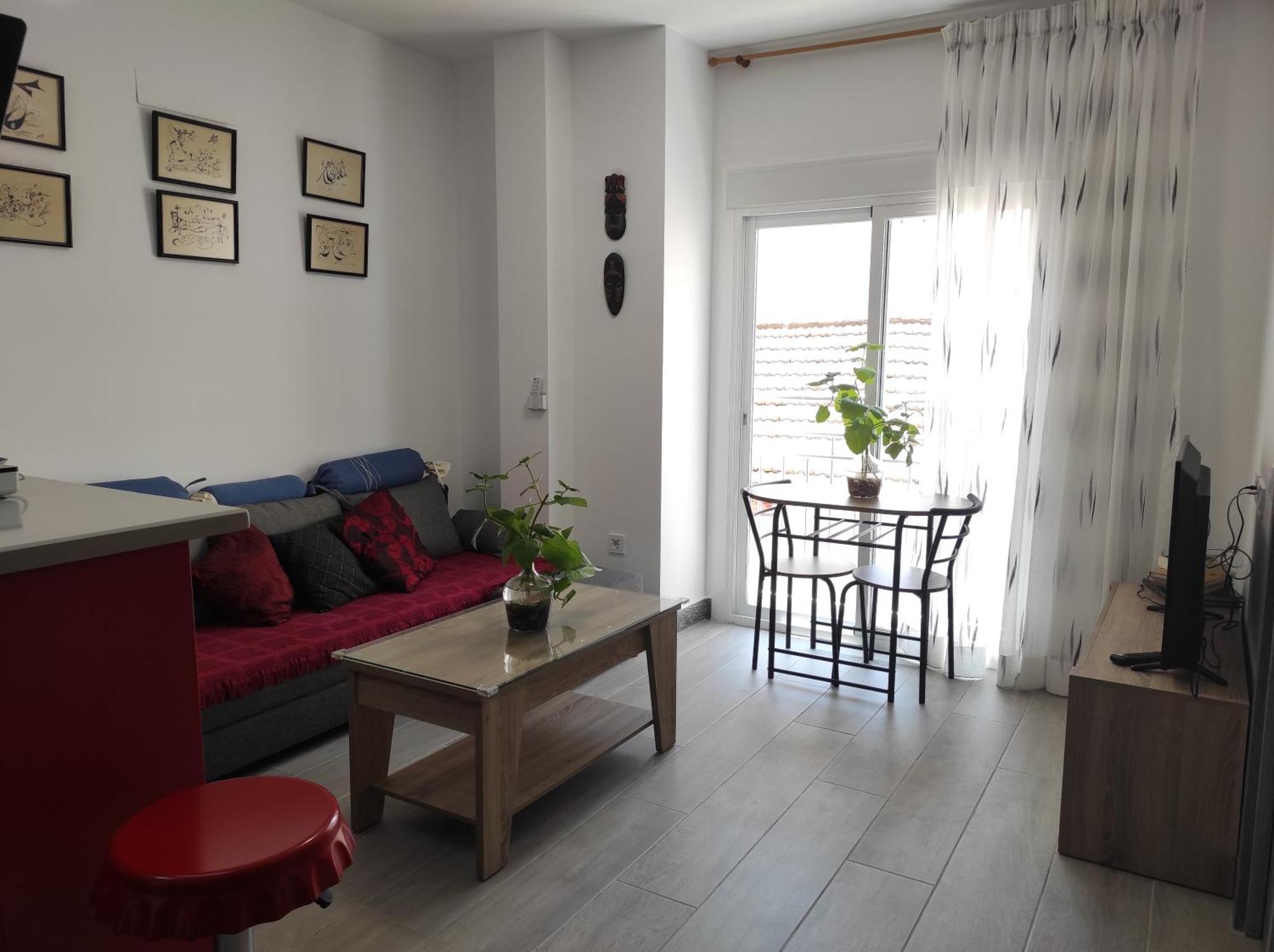 Con Terraza Y Muy Cerca De La Playa,centro Y Estacion De Tren Holiday home *