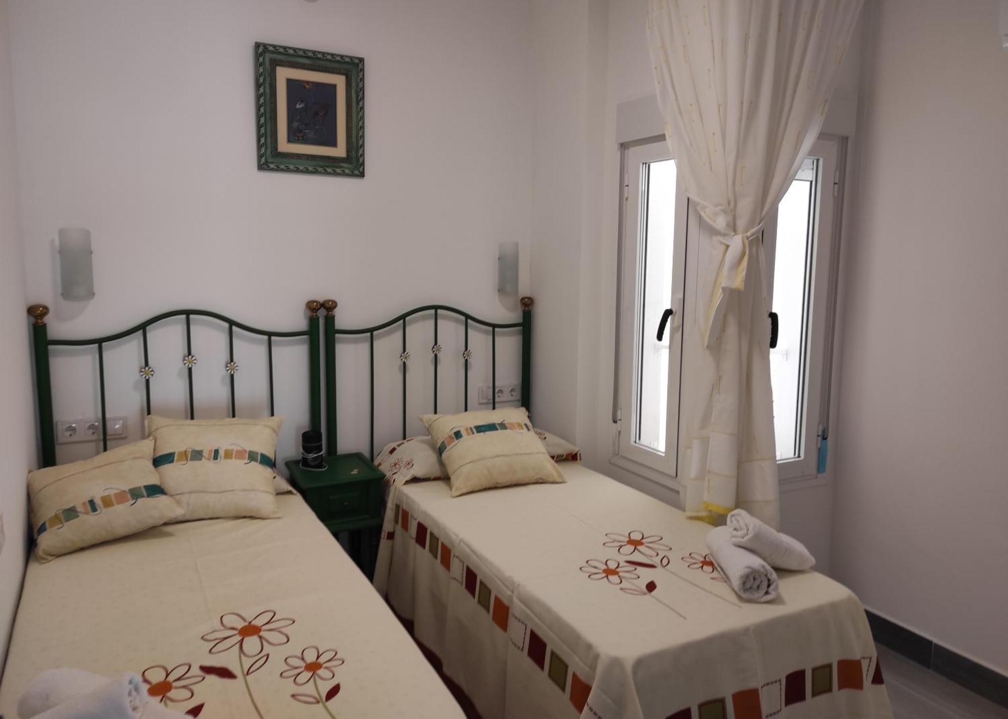Con Terraza Y Muy Cerca De La Playa,centro Y Estacion De Tren Holiday home