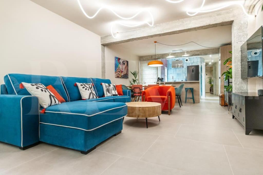 Stylish With A Street Art Touch By Rems Apartamento *