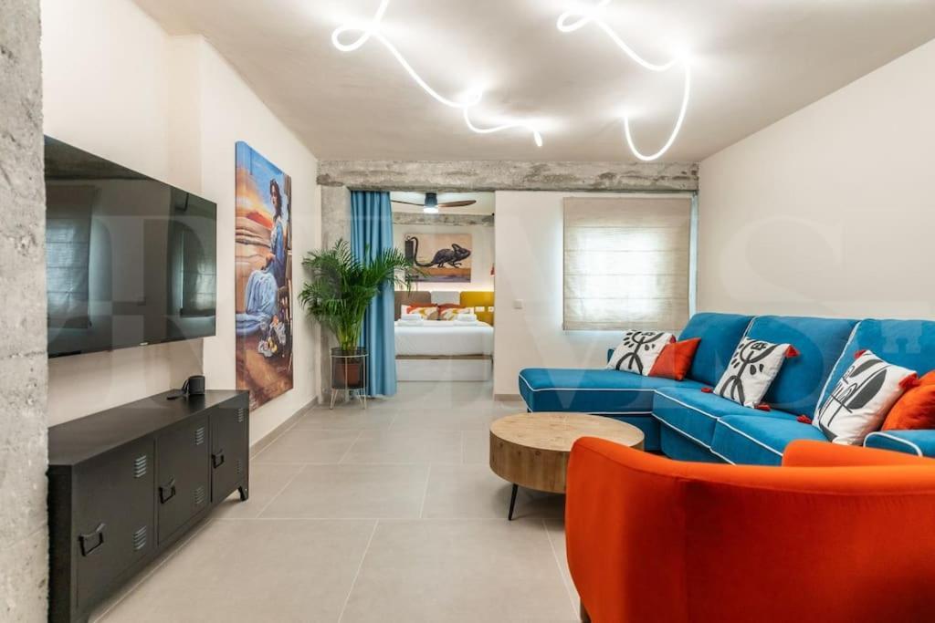 Stylish With A Street Art Touch By Rems Apartamento *