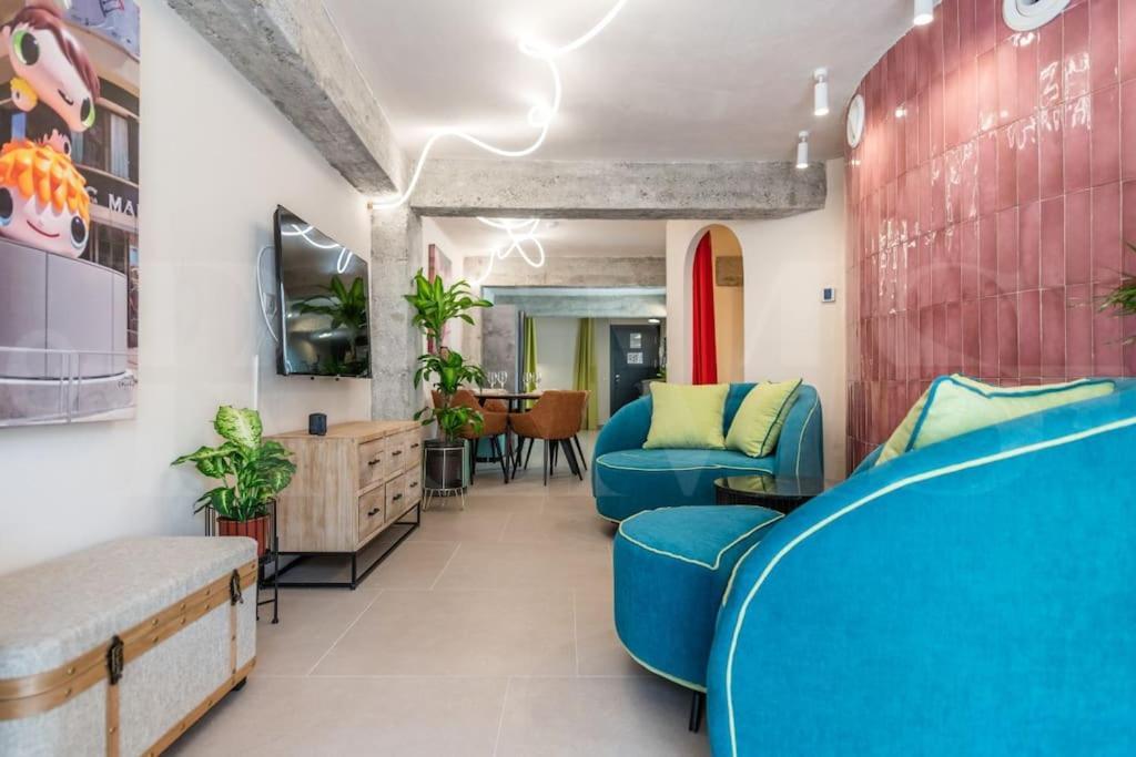 Pop Art Gem With Paintings By Local Artist By Rems Apartamento