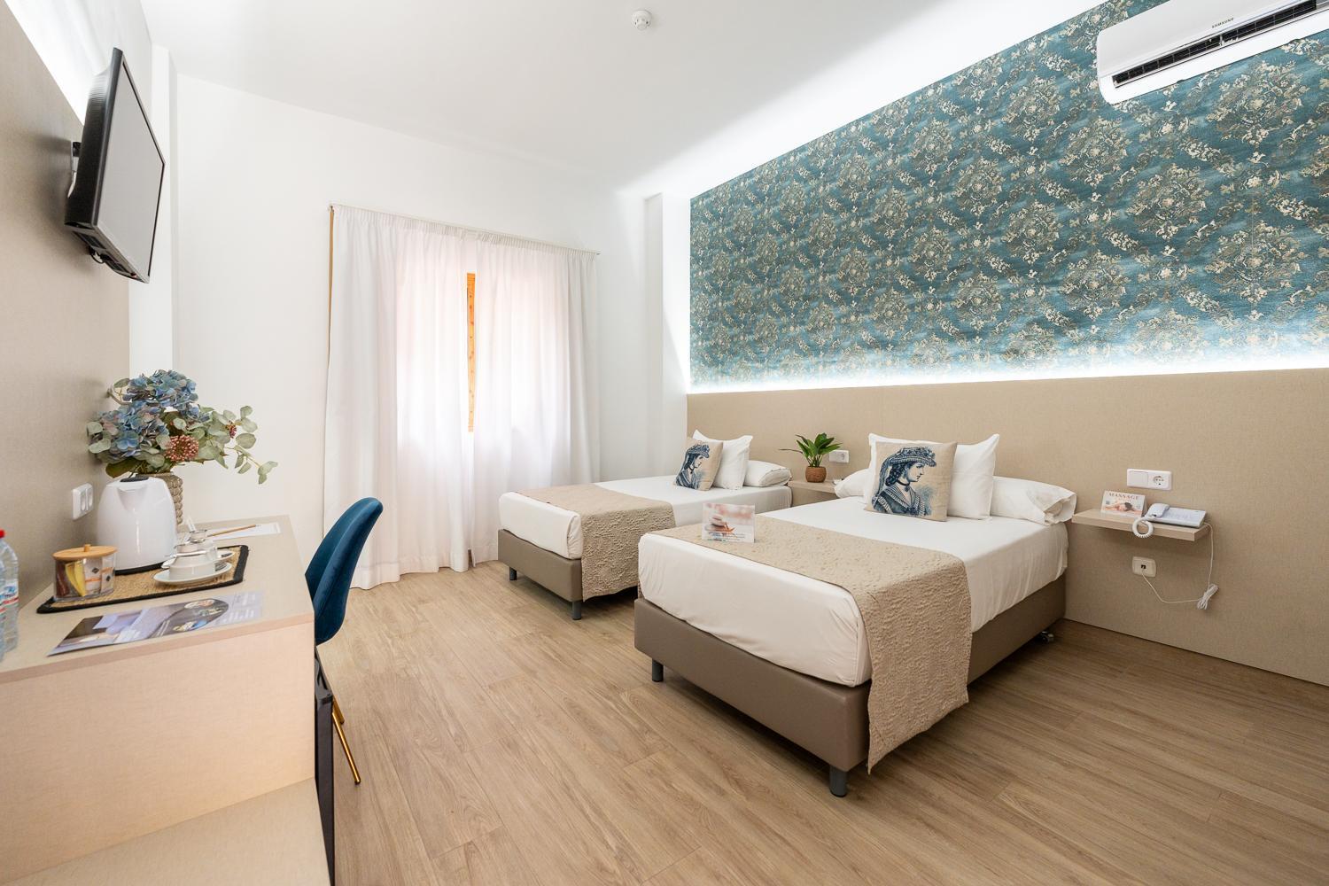 Hotel Plaza Del Castillo 4*