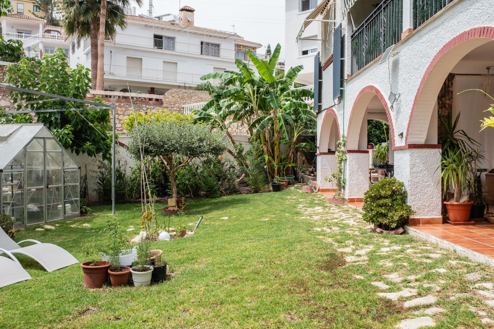 Apartamento Con Terraza Y Amplio Jardín Privado Málaga