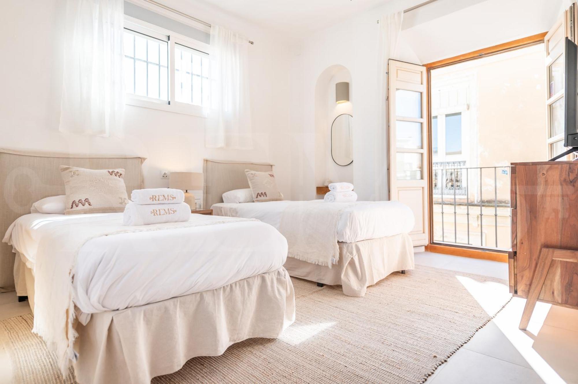 Apartment Spanish Architectural Gem Duplex - Center By Rems *