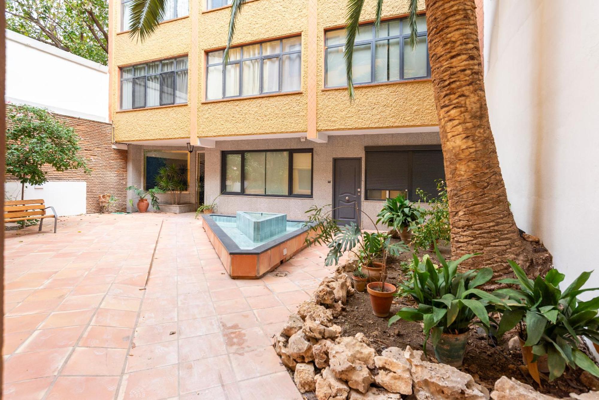 Andres Perez & Quiet Courtyard By Ele *