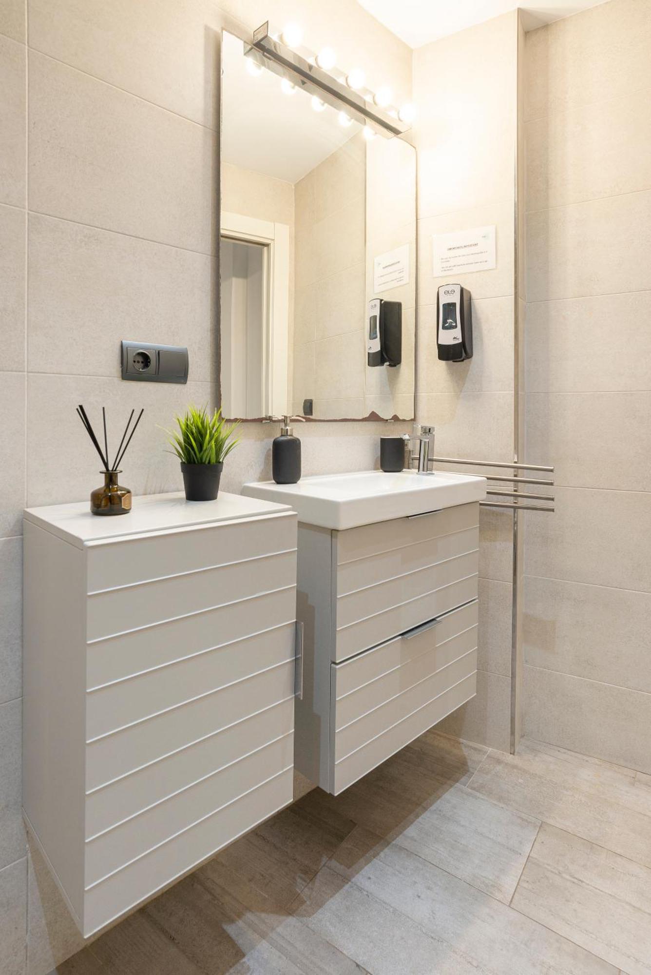 Apartment Andres Perez & Quiet Courtyard By Ele