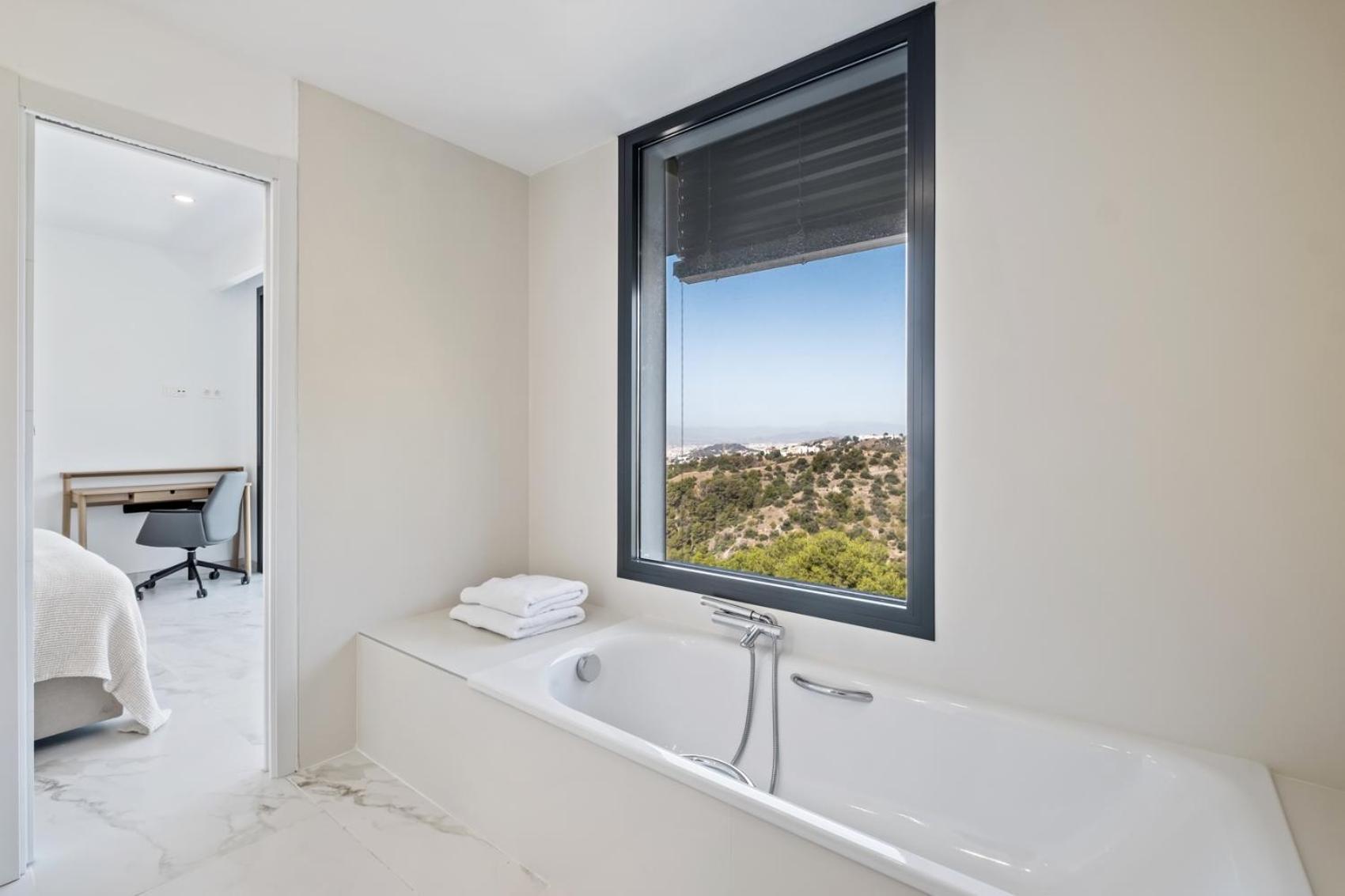 Pinares De San Anton - Sea, City, Mountain Views, Close To Beach, Bbq *