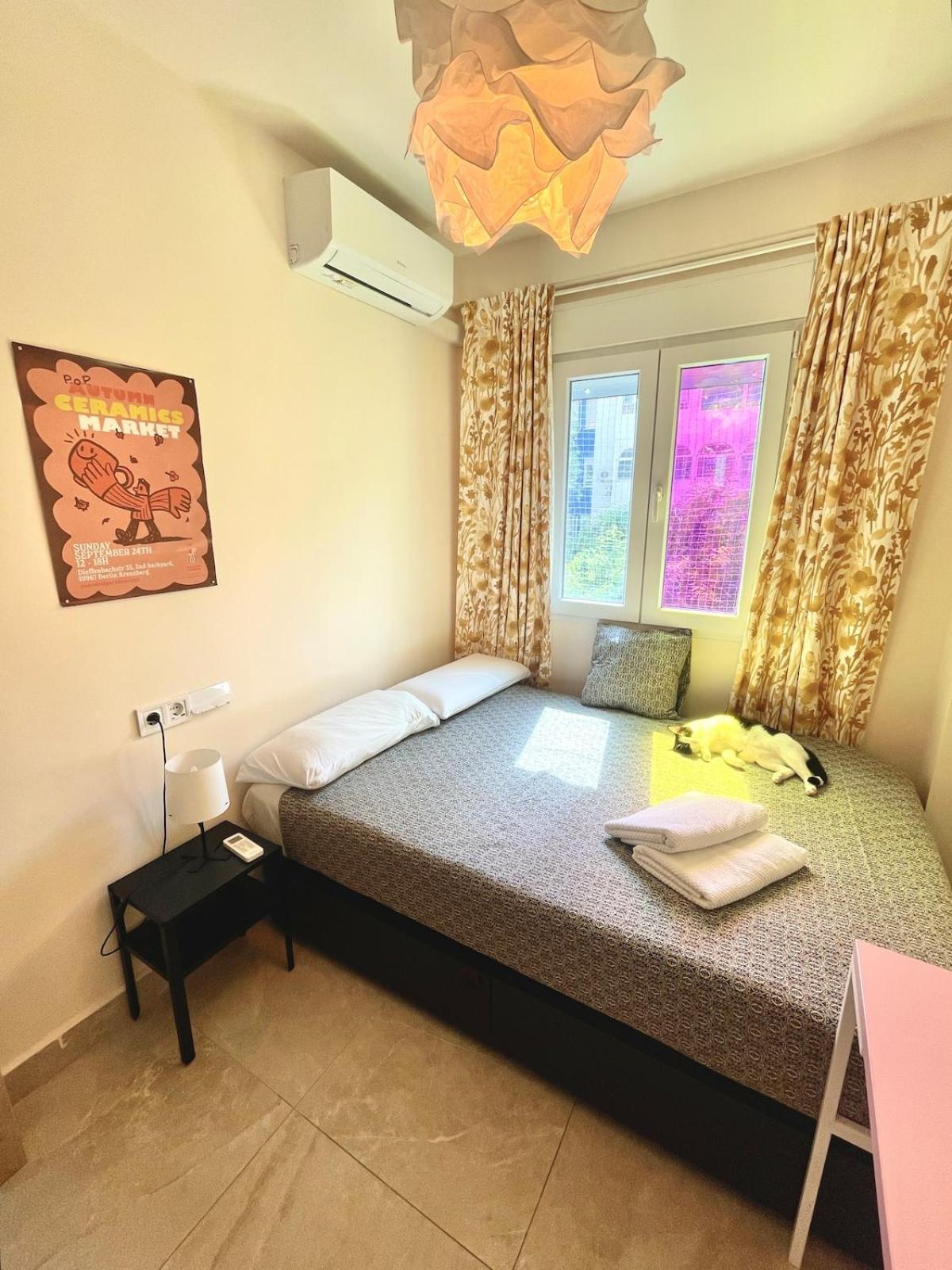A Tiny Bright Space - Shared With 2 Cats Málaga