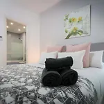 Holidays2Malaga Eduardo Ocon en planta baja y zona de ocio nocturno