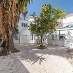 Ayz Silvela - Auto Check-In Property