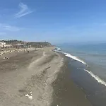 Bajo Con Jardin En Primera Linea De Playa