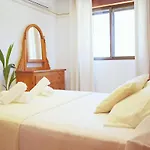Amplio y luminoso apartamento cerca del centro y la playa con piscina y parking privado