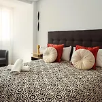 Central Malaga - Steps From The Beach & Historic Center