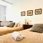 Rare Find! Skyline View-Modern 6 Bed 2 Bath Flat In The Heart Of Malaga