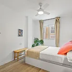 3 Dormitorios, 2 Banos Y Balcon