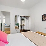 3 Dormitorios, 2 Banos Y Balcon