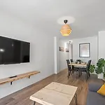 3 Dormitorios, 2 Banos Y Balcon