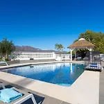 Villa Uno - Stunning 4 Bedroom Villa With Pool