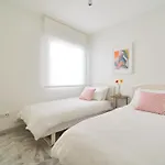 Modern City Centre Apartment W/ Terrace & Fast Wifi
