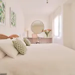 Modern City Centre Apartment W/ Terrace & Fast Wifi