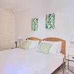 Modern City Centre Apartment W/ Terrace & Fast Wifi