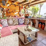 Luxurious Private Cabin Pool Hottub & Fireplace