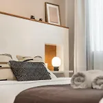 Artistic And Spacious Apartment By Rems