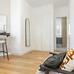 Artistic And Spacious Apartment By Rems