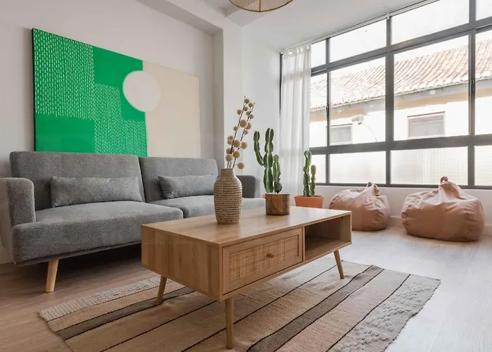 Peaceful & Bright Apartment With Patio - Center