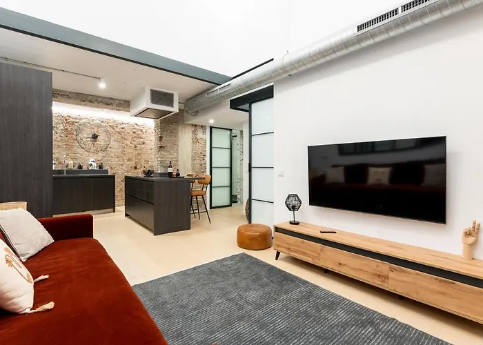 High Ceiling Gem In Heart Of Malaga Historic District