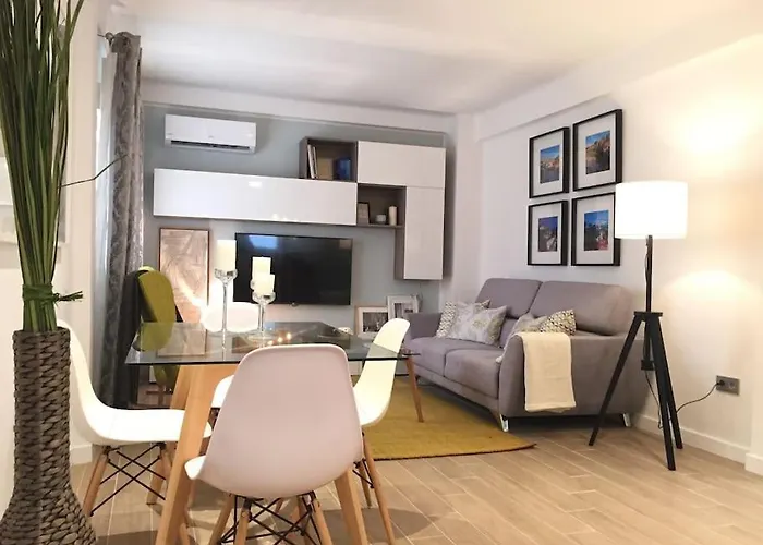 New Luxury House In The Center! Nuevo Piso De Lujo En El Centro.