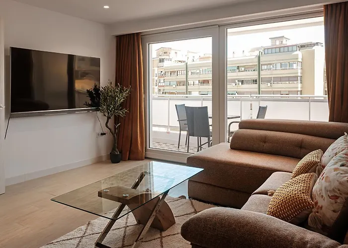 Central Malaga - Steps From The Beach & Historic Center