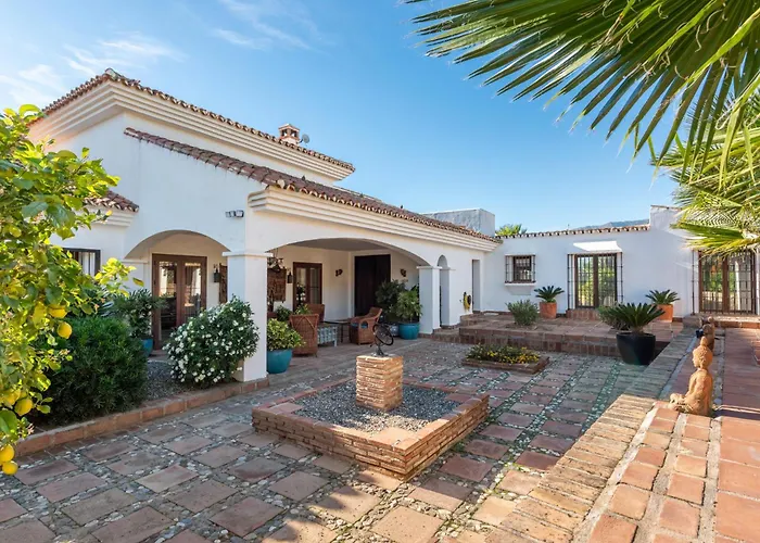 Gorgeous Spanish Chalet, Pool And Views