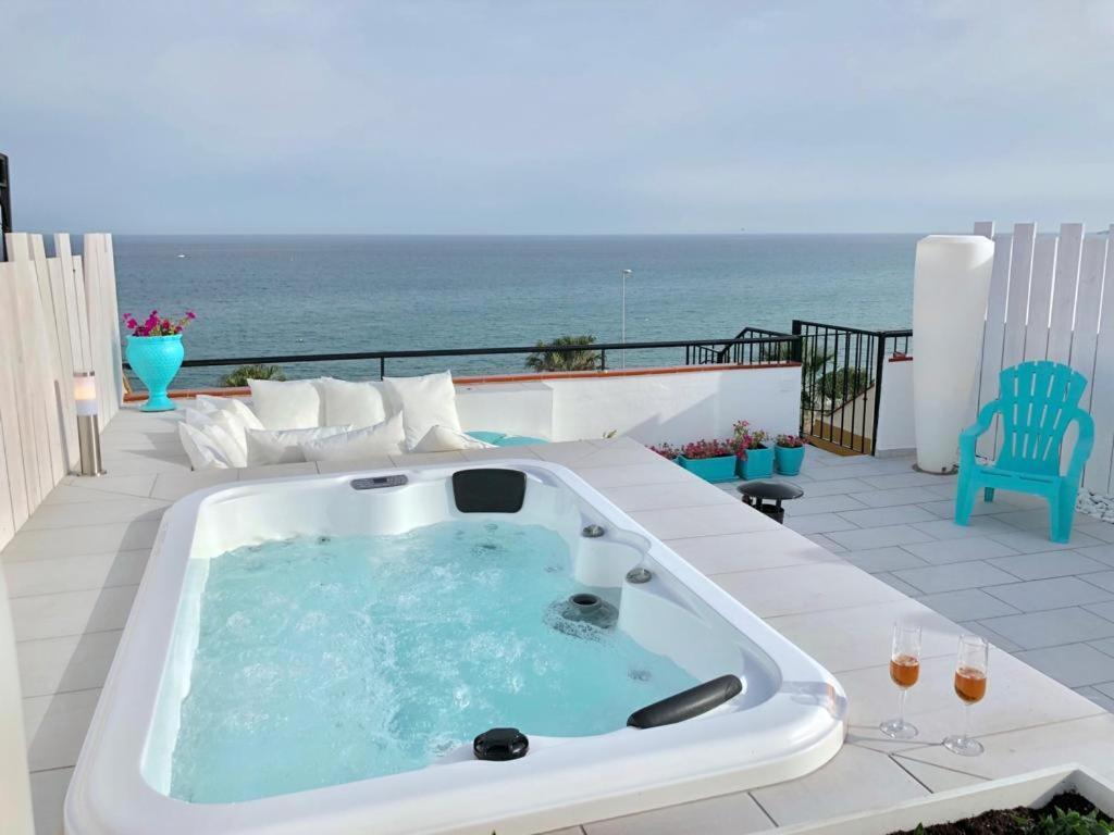 Apartamento ático-duplex 1ª Linea De Playa Con Jacuzzi. 6 Pax ático-duplex 1ª Linea De Playa Con Jacuzzi. *