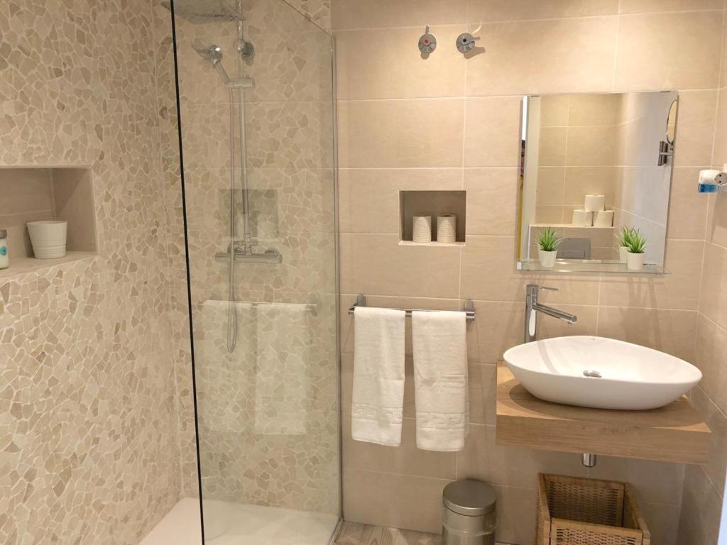 ático-duplex 1ª Linea De Playa Con Jacuzzi. 6 Pax ático-duplex 1ª Linea De Playa Con Jacuzzi. *