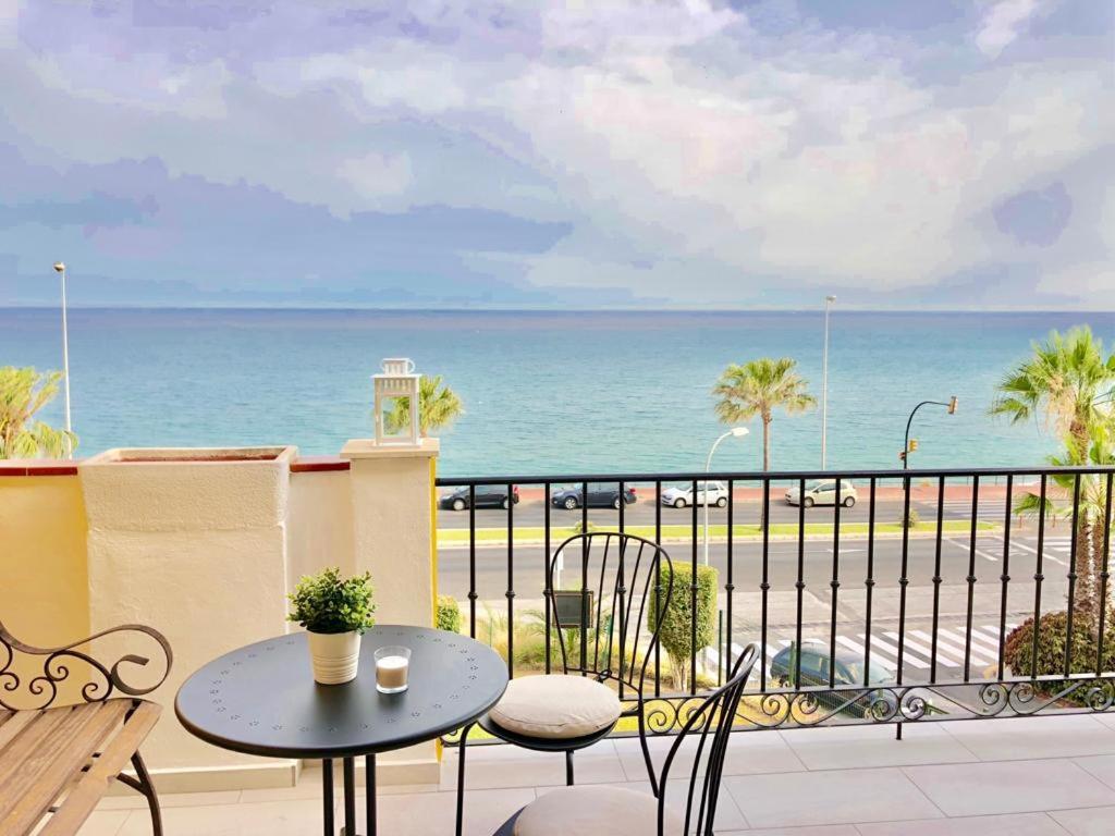Apartamento ático-duplex 1ª Linea De Playa Con Jacuzzi. 6 Pax ático-duplex 1ª Linea De Playa Con Jacuzzi. *