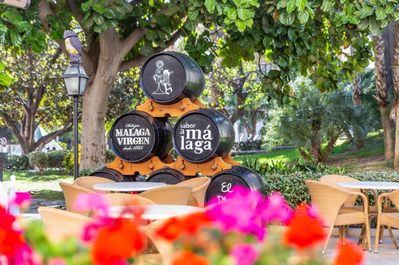 At Mitjana Plaza * Malaga