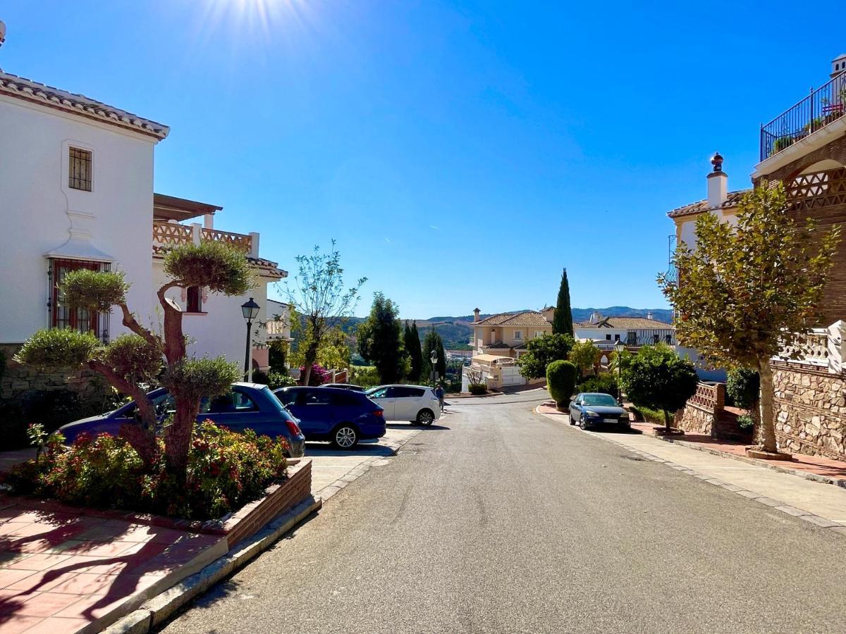 Semidetached Duplex At Puebla Aida, Mijas Golf With Pool, Golf And Sea Views *