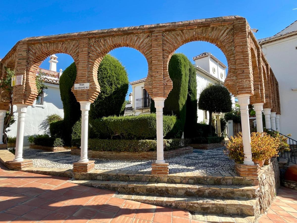 Semidetached Duplex At Puebla Aida, Mijas Golf With Pool, Golf And Sea Views *