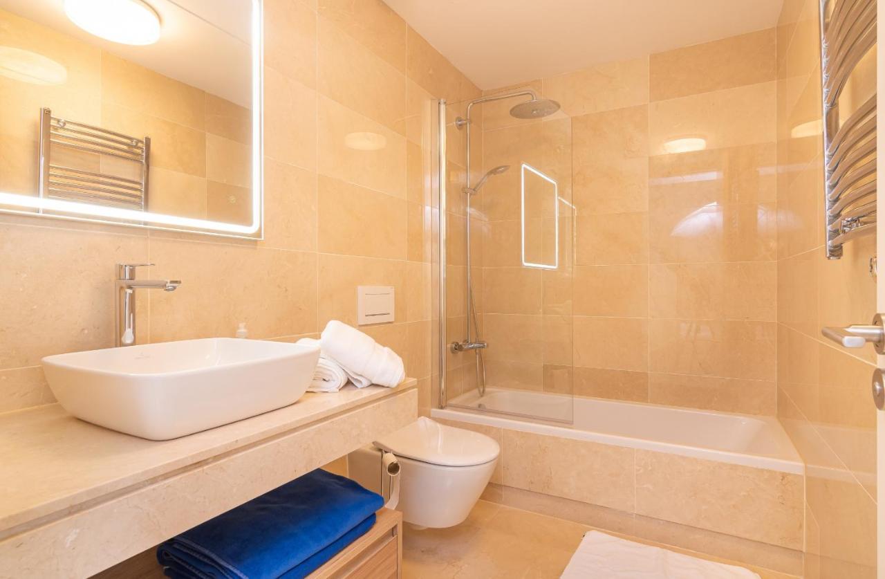 Holiday home Luxurious Townhouse With Roof Plunge Pool *