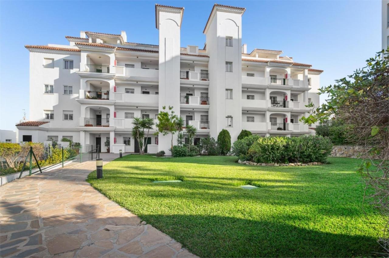 Scandinavian Style With Amazing Sea Views And South West Facing Sunny Terrace In Miraflores Walking Distance To The Beach! Apartamento