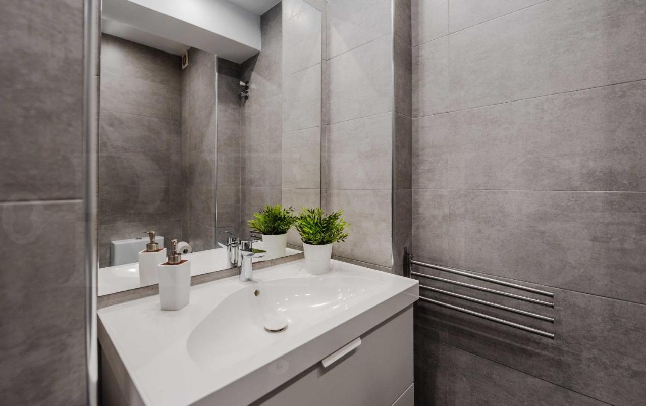 Spacious With A View - Historic Center By Rems *